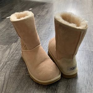 Authentic UGG womens short Light tan/sand boots. Size: 6